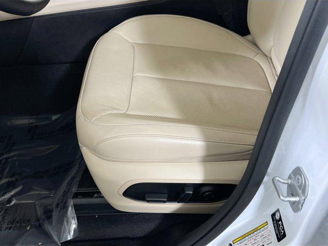 Photo of 2022 Bright White Clearcoat Jeep Grand Cherokee