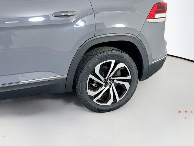 Photo of 2022 Pure Gray Volkswagen Atlas Cross Sport