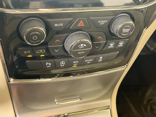 Photo of 2022 Bright White Clearcoat Jeep Grand Cherokee