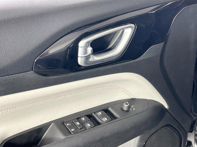 Photo of 2022 Diamond Black Crystal Pearlcoat Jeep Compass