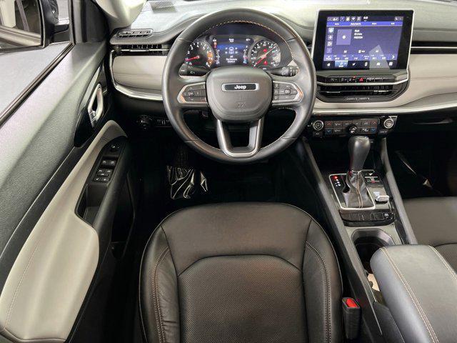 Photo of 2022 Diamond Black Crystal Pearlcoat Jeep Compass