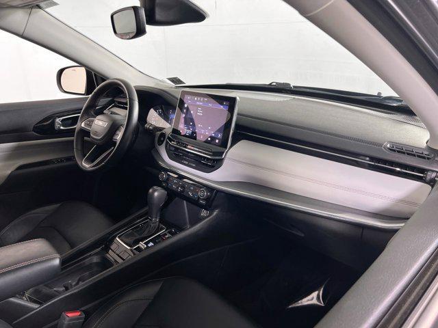 Photo of 2022 Diamond Black Crystal Pearlcoat Jeep Compass