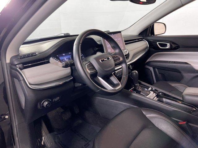Photo of 2022 Diamond Black Crystal Pearlcoat Jeep Compass