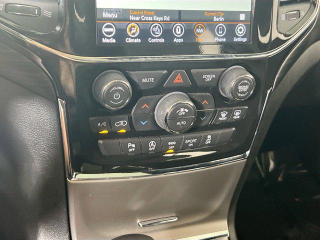 Photo of 2022 Diamond Black Crystal Pearlcoat Jeep Grand Cherokee