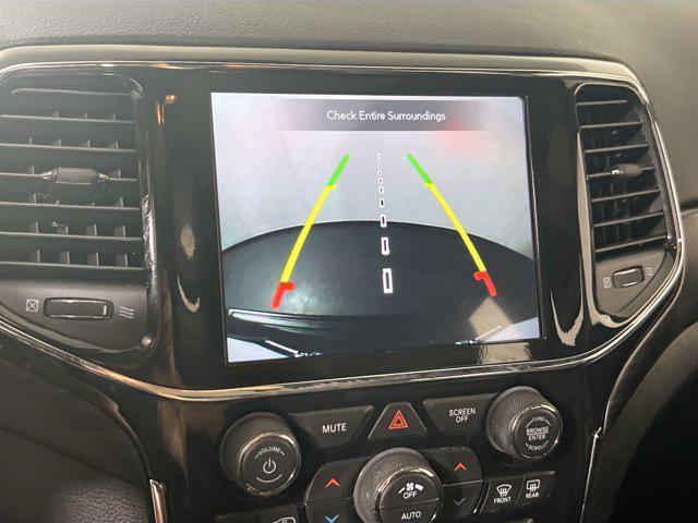 Photo of 2022 Diamond Black Crystal Pearlcoat Jeep Grand Cherokee
