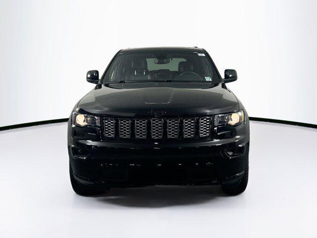 Photo of 2022 Diamond Black Crystal Pearlcoat Jeep Grand Cherokee