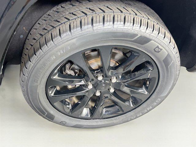 Photo of 2022 Diamond Black Crystal Pearlcoat Jeep Grand Cherokee