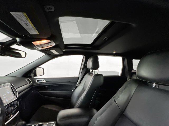 Photo of 2022 Diamond Black Crystal Pearlcoat Jeep Grand Cherokee