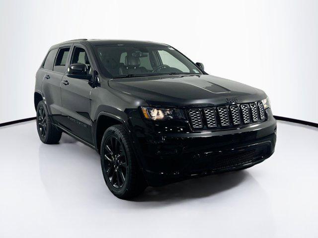 Photo of 2022 Diamond Black Crystal Pearlcoat Jeep Grand Cherokee