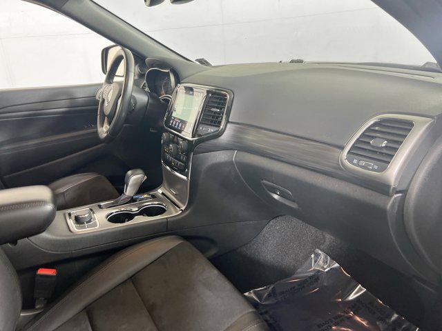 Photo of 2022 Diamond Black Crystal Pearlcoat Jeep Grand Cherokee