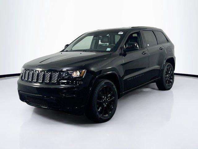 Photo of 2022 Diamond Black Crystal Pearlcoat Jeep Grand Cherokee