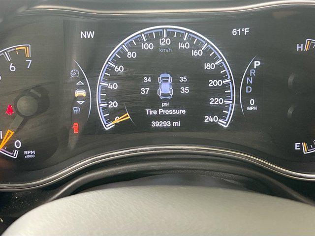 Photo of 2022 Diamond Black Crystal Pearlcoat Jeep Grand Cherokee