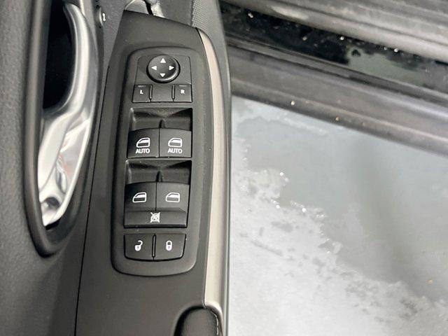 Photo of 2022 Diamond Black Crystal Pearlcoat Jeep Cherokee