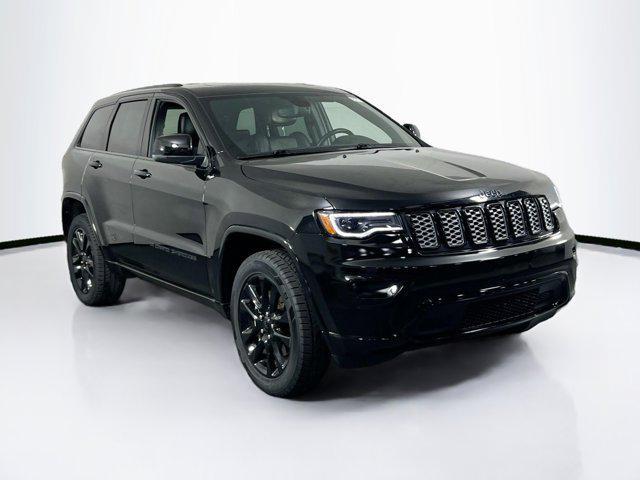 Photo of 2022 Diamond Black Crystal Pearlcoat Jeep Grand Cherokee
