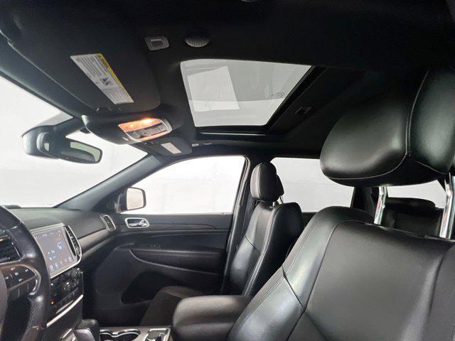 Photo of 2022 Diamond Black Crystal Pearlcoat Jeep Grand Cherokee