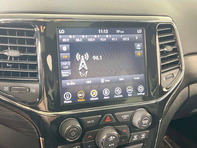 Photo of 2022 Diamond Black Crystal Pearlcoat Jeep Grand Cherokee