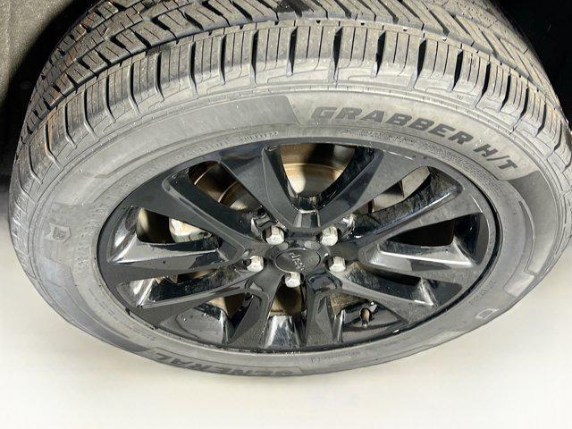 Photo of 2022 Diamond Black Crystal Pearlcoat Jeep Grand Cherokee