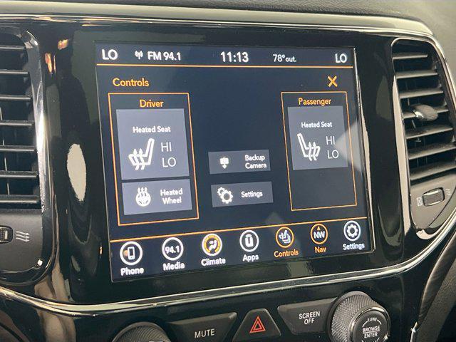 Photo of 2022 Diamond Black Crystal Pearlcoat Jeep Grand Cherokee