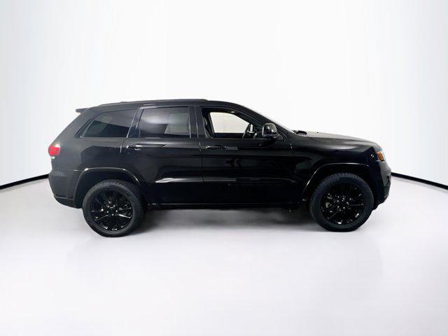 Photo of 2022 Diamond Black Crystal Pearlcoat Jeep Grand Cherokee