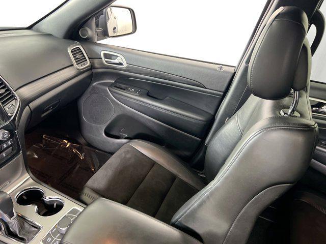 Photo of 2022 Diamond Black Crystal Pearlcoat Jeep Grand Cherokee