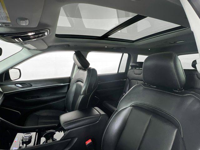 Photo of 2021 Silver Zynith Jeep Grand Cherokee L