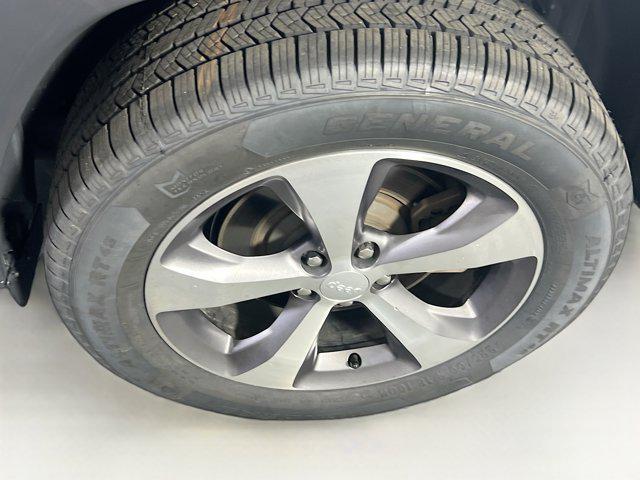 Photo of 2022 Granite Crystal Metallic Clearcoat Jeep Cherokee