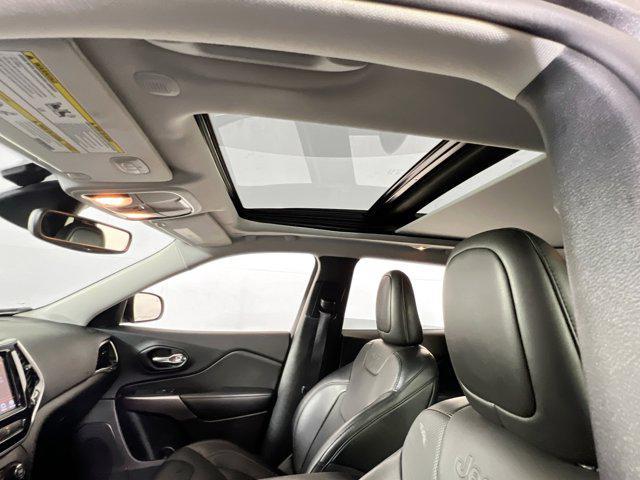 Photo of 2022 Granite Crystal Metallic Clearcoat Jeep Cherokee