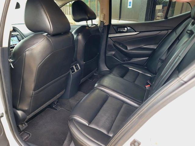 Photo of 2017 Brilliant Silver Nissan Maxima