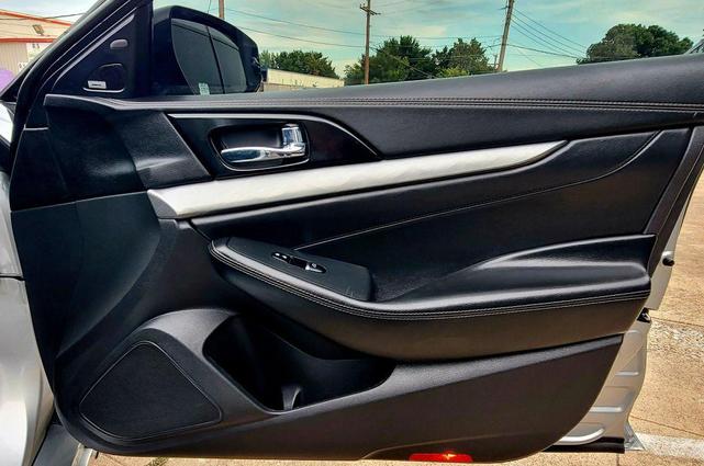 Photo of 2017 Brilliant Silver Nissan Maxima