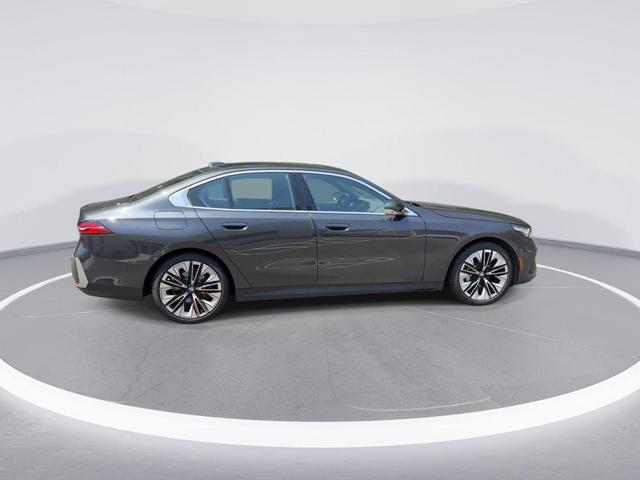 Photo of 2024 Dark Graphite Metallic BMW 530
