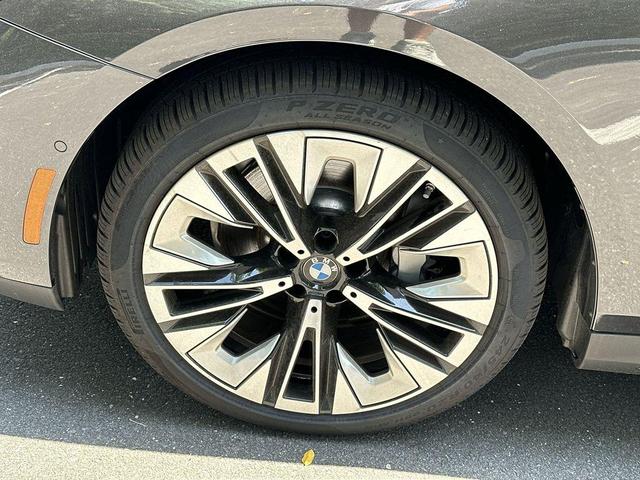 Photo of 2024 Dark Graphite Metallic BMW 530