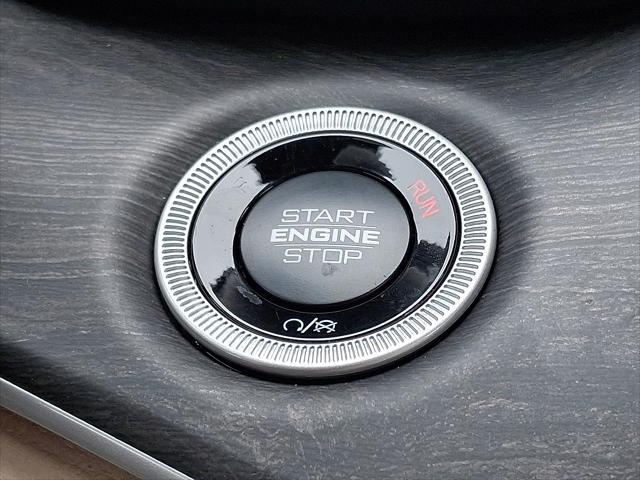 Photo of 2025 Diamond Black Crystal Pearlcoat Jeep Grand Cherokee L
