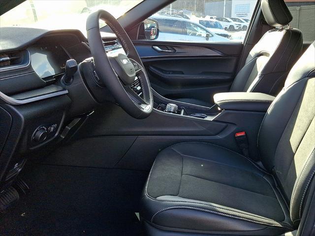 Photo of 2025 Diamond Black Crystal Pearlcoat Jeep Grand Cherokee L