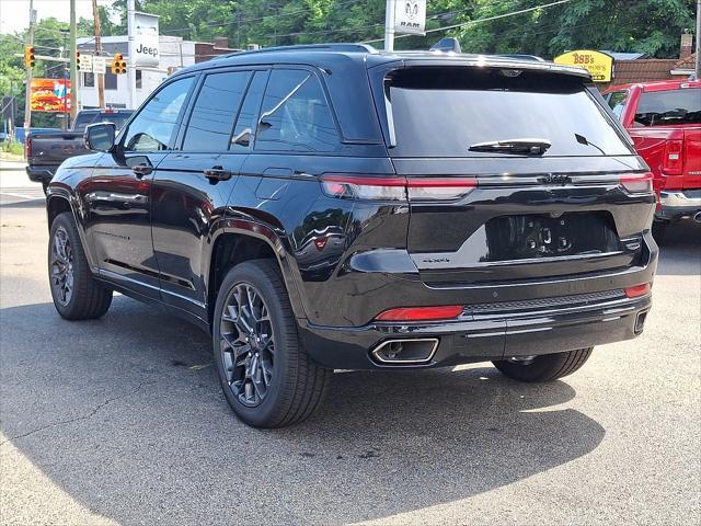 Photo of 2025 Diamond Black Crystal Pearlcoat Jeep Grand Cherokee