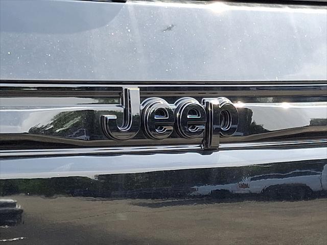 Photo of 2025 Diamond Black Crystal Pearlcoat Jeep Grand Cherokee