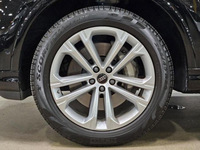 Photo of 2025 Mythos Black Metallic Audi Q7