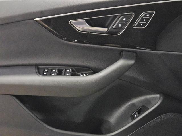 Photo of 2025 Mythos Black Metallic Audi Q7