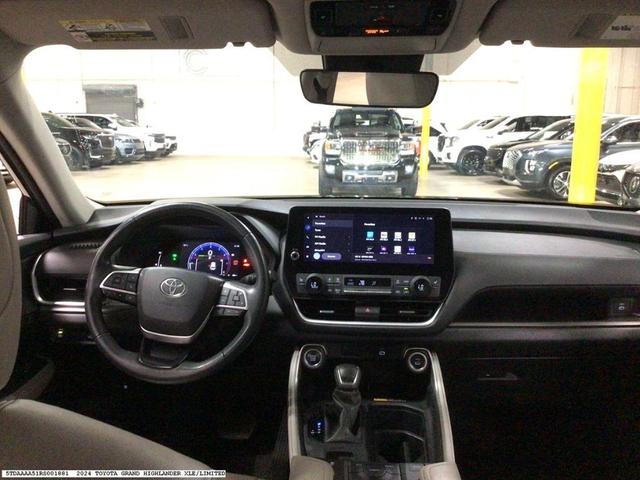Photo of 2024 Midnight Black Metallic Toyota Grand Highlander