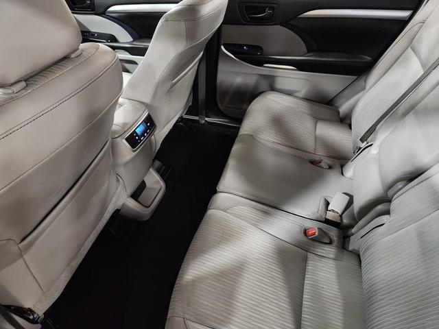 Photo of 2019 White Toyota Highlander