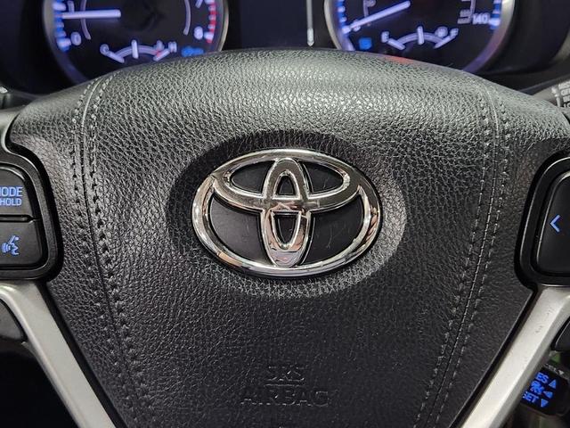 Photo of 2019 White Toyota Highlander