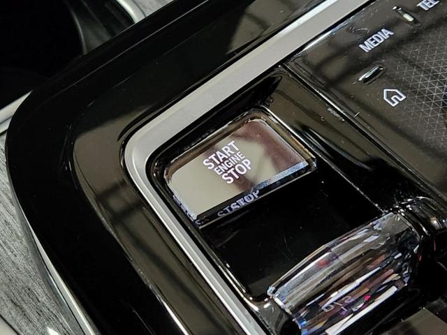 Photo of 2024 White BMW 740