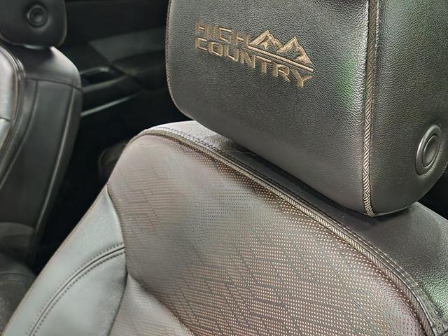 Photo of 2023 Black Chevrolet Traverse