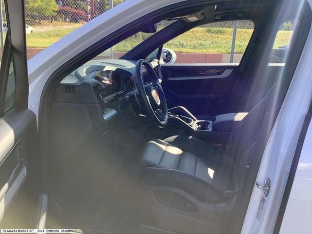 Photo of 2024 Carrara White Metallic Porsche Cayenne