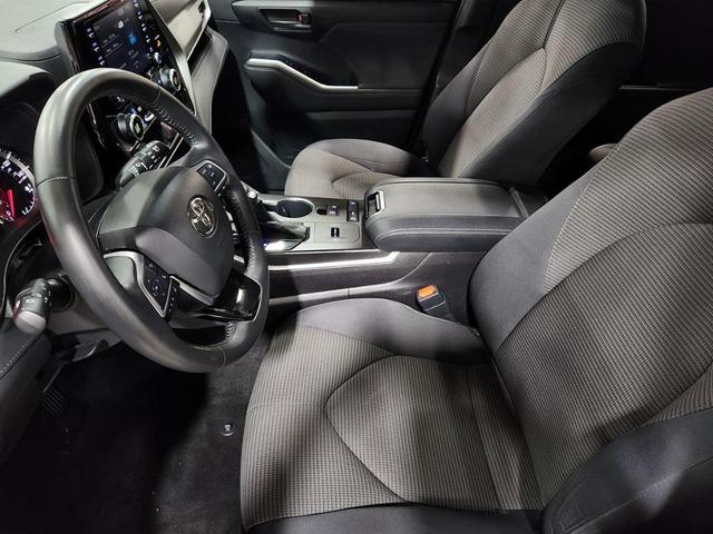 Photo of 2021 White Toyota Highlander
