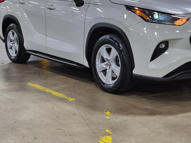 Photo of 2021 White Toyota Highlander