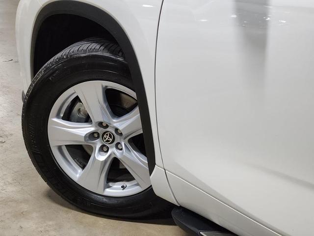 Photo of 2021 White Toyota Highlander
