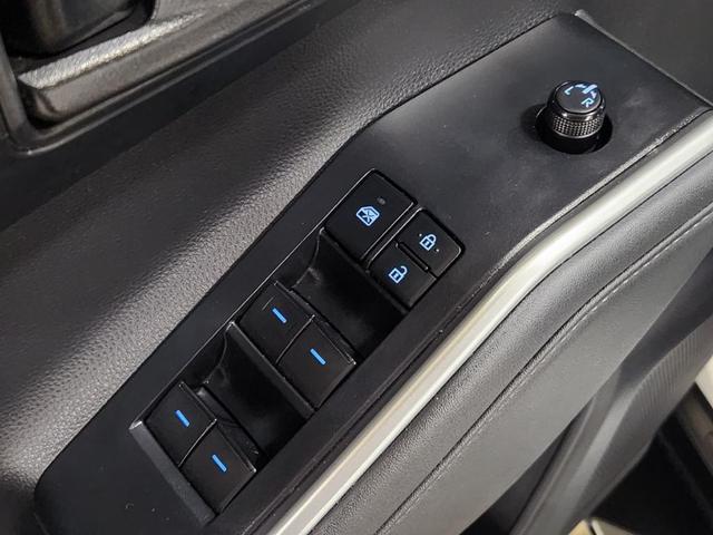 Photo of 2021 White Toyota Highlander