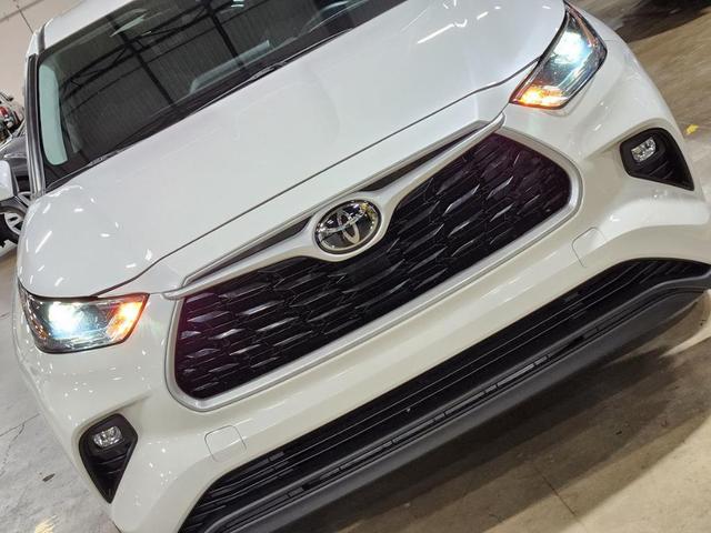 Photo of 2021 White Toyota Highlander
