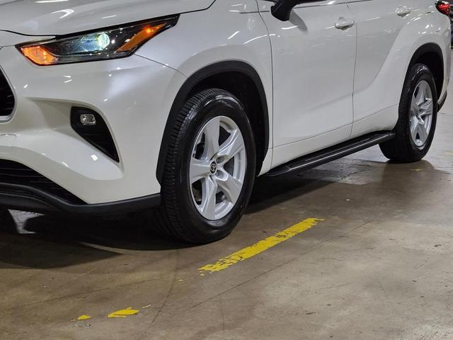 Photo of 2021 White Toyota Highlander