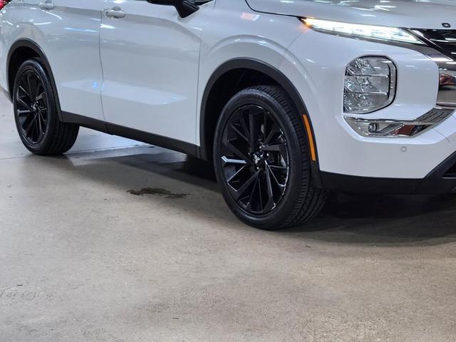 Photo of 2022 White Mitsubishi Outlander